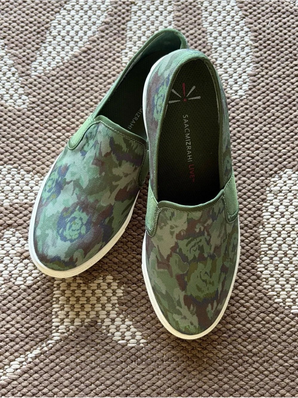 Isaac Mizrahi Daphney Shoes Green Camo Slip-On Sneakers ~ Like New! Women’s Sz 7